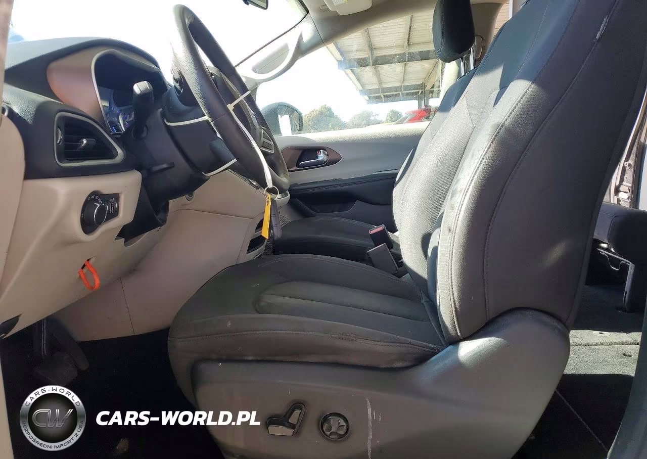 2018 Chrysler Pacifica Touring VIN:2C4RC1DG3JR136237 - 7