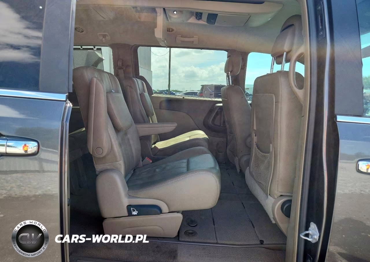 2015 Chrysler Town & Country Touring VIN:2C4RC1BG1FR596085 - 11