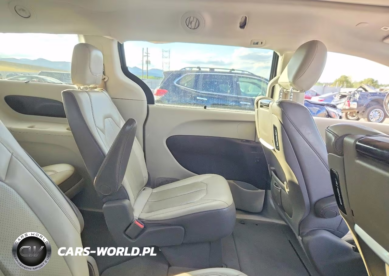 2019 Chrysler Pacifica Touring L Plus VIN:2C4RC1EG2KR506397 - 11