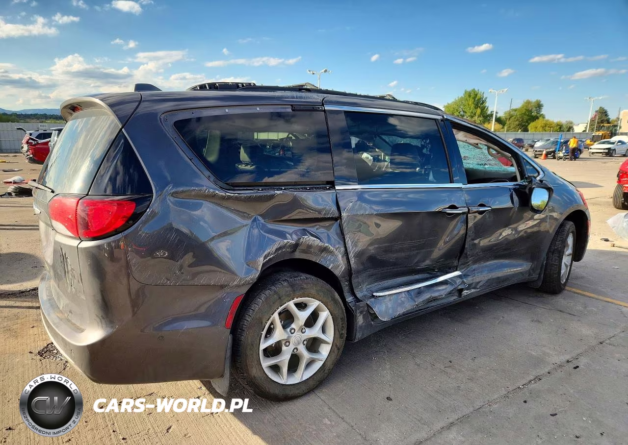2019 Chrysler Pacifica Touring L Plus VIN:2C4RC1EG2KR506397 - 3