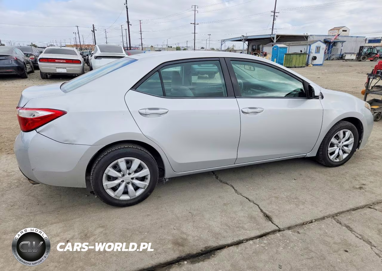 2015 Toyota Corolla Le VIN:2T1BURHE7FC417387 - 3