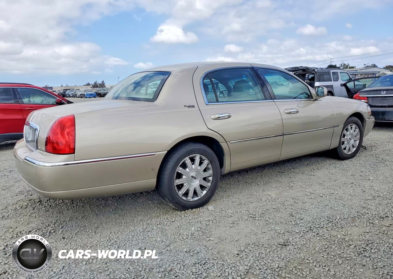 2009 Lincoln Town Car Signature Limited VIN:2LNHM82V89X628798 - 3