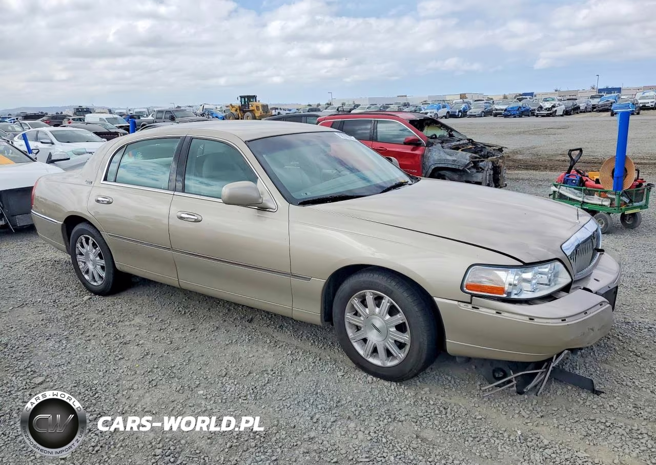 2009 Lincoln Town Car Signature Limited VIN:2LNHM82V89X628798 - 4