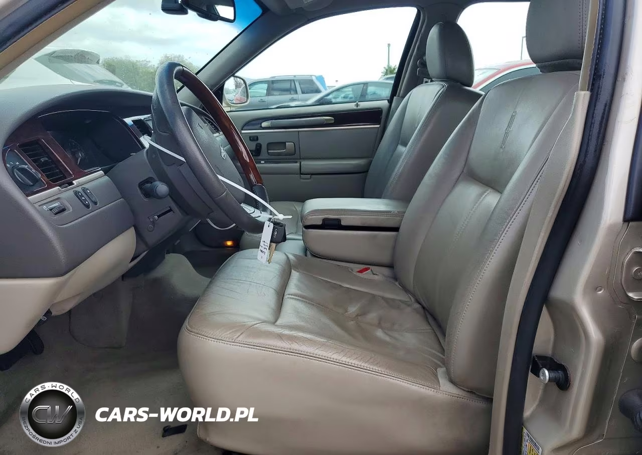 2009 Lincoln Town Car Signature Limited VIN:2LNHM82V89X628798 - 7