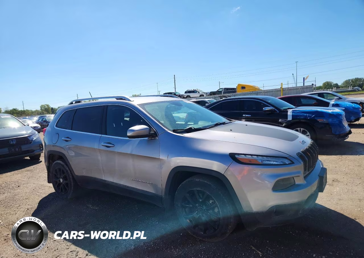 2015 Jeep Cherokee Latitude VIN:1C4PJLCS7FW537044 - 4