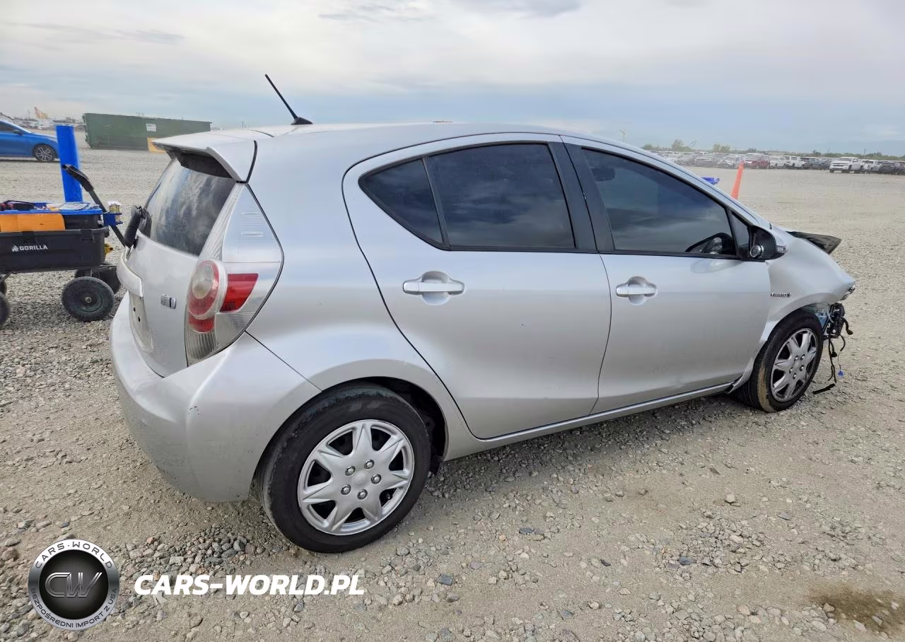2013 Toyota Prius C Two VIN:JTDKDTB3XD1545709 - 3