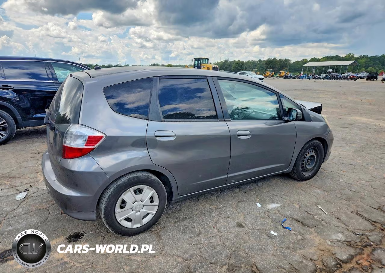 2013 Honda Fit VIN:JHMGE8H31DC082952 - 3