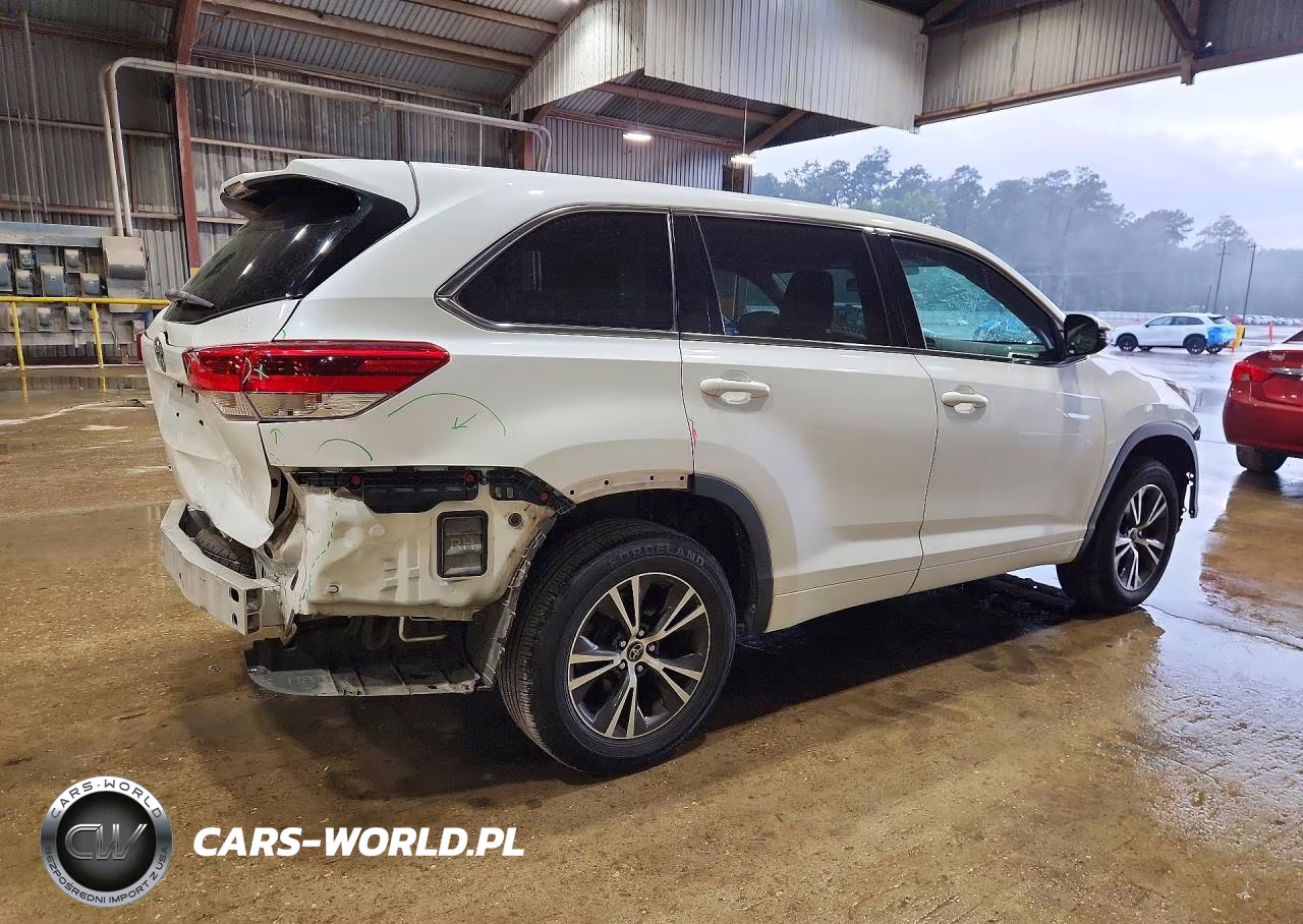 2018 Toyota Highlander Le VIN:5TDZZRFHXJS238743 - 3