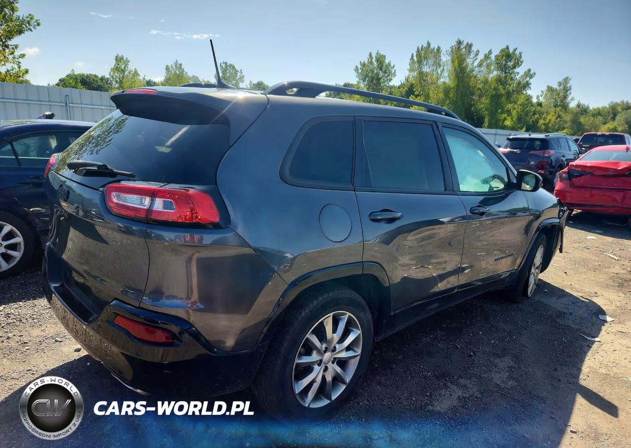2018 Jeep Cherokee Latitude VIN:1C4PJMCXXJD587054 - 3