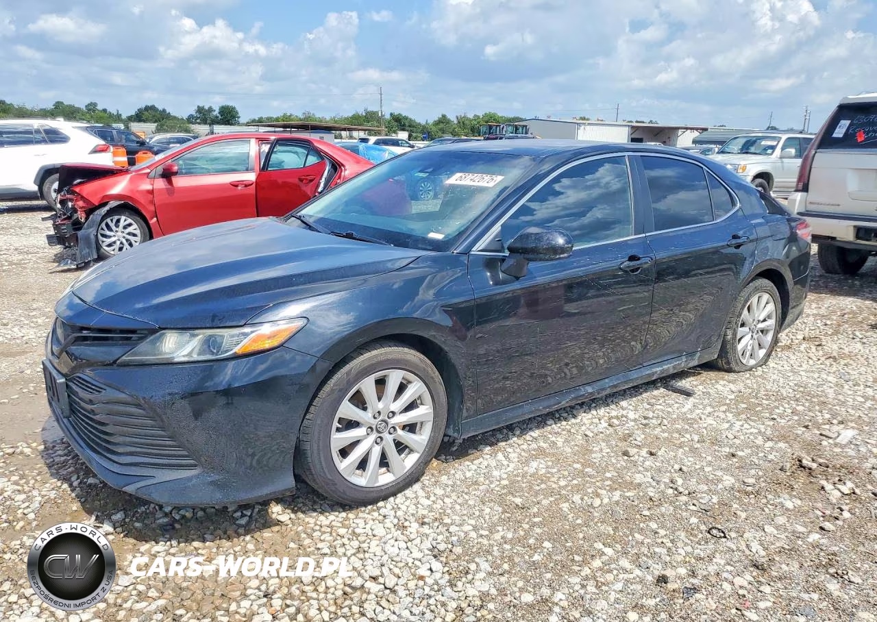 2018 Toyota Camry Le VIN:4T1B11HK0JU055006 - 1