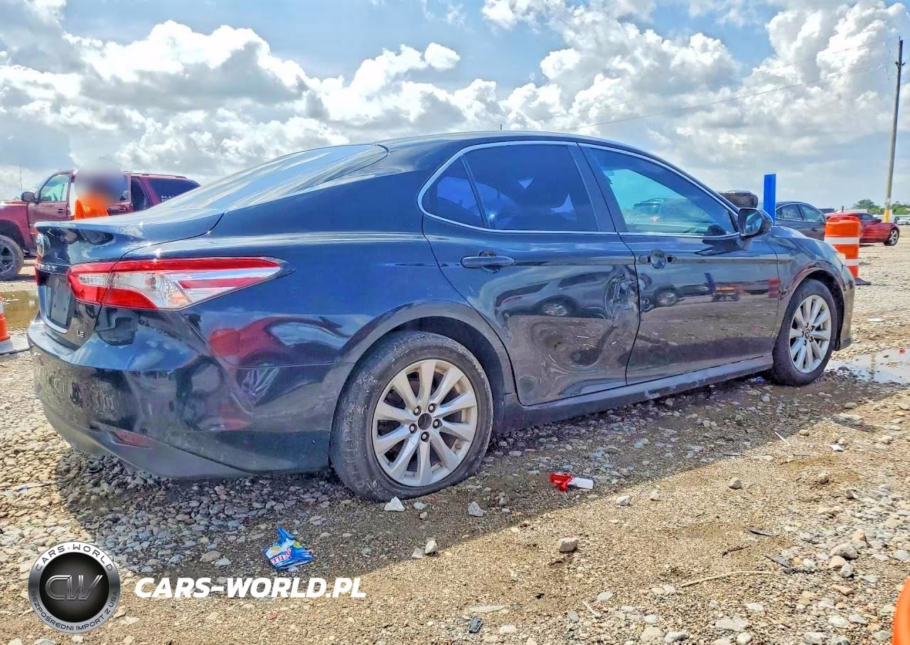 2018 Toyota Camry Le VIN:4T1B11HK0JU055006 - 3