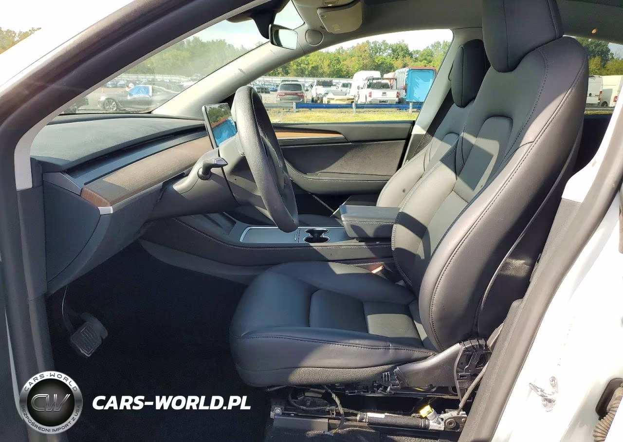 2024 Tesla Model Y VIN:7SAYGDEE2RF161588 - 7