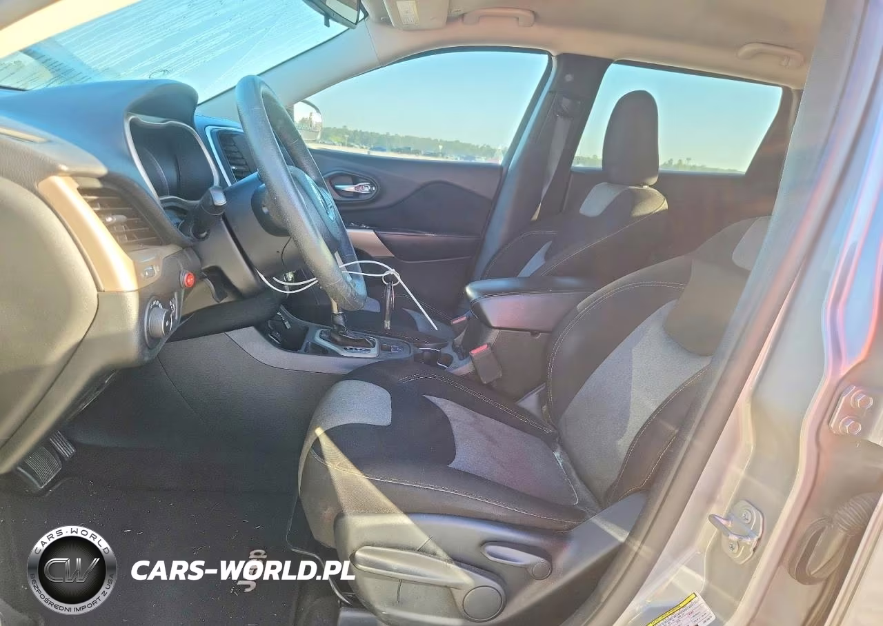 2018 Jeep Cherokee Latitude VIN:1C4PJLCX9JD518074 - 7