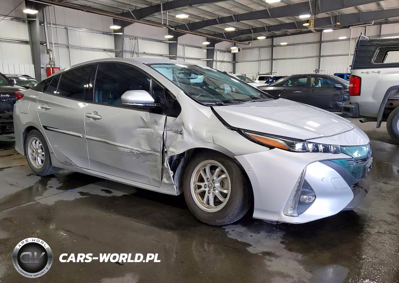 2018 Toyota Prius Prime Advanced VIN:JTDKARFP0J3084836 - 4
