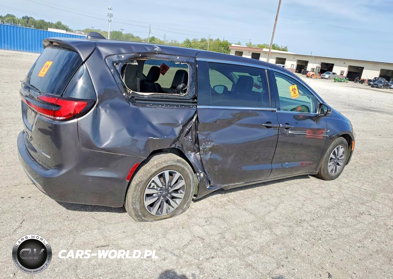 2022 Chrysler Pacifica Hybrid Touring L VIN:2C4RC1L78NR121482 - 3