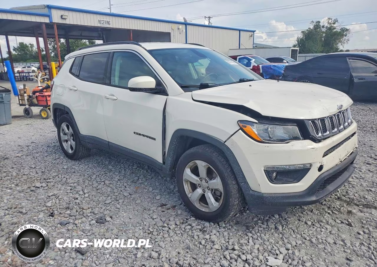 2018 Jeep Compass Latitude VIN:3C4NJDBB4JT348929 - 4