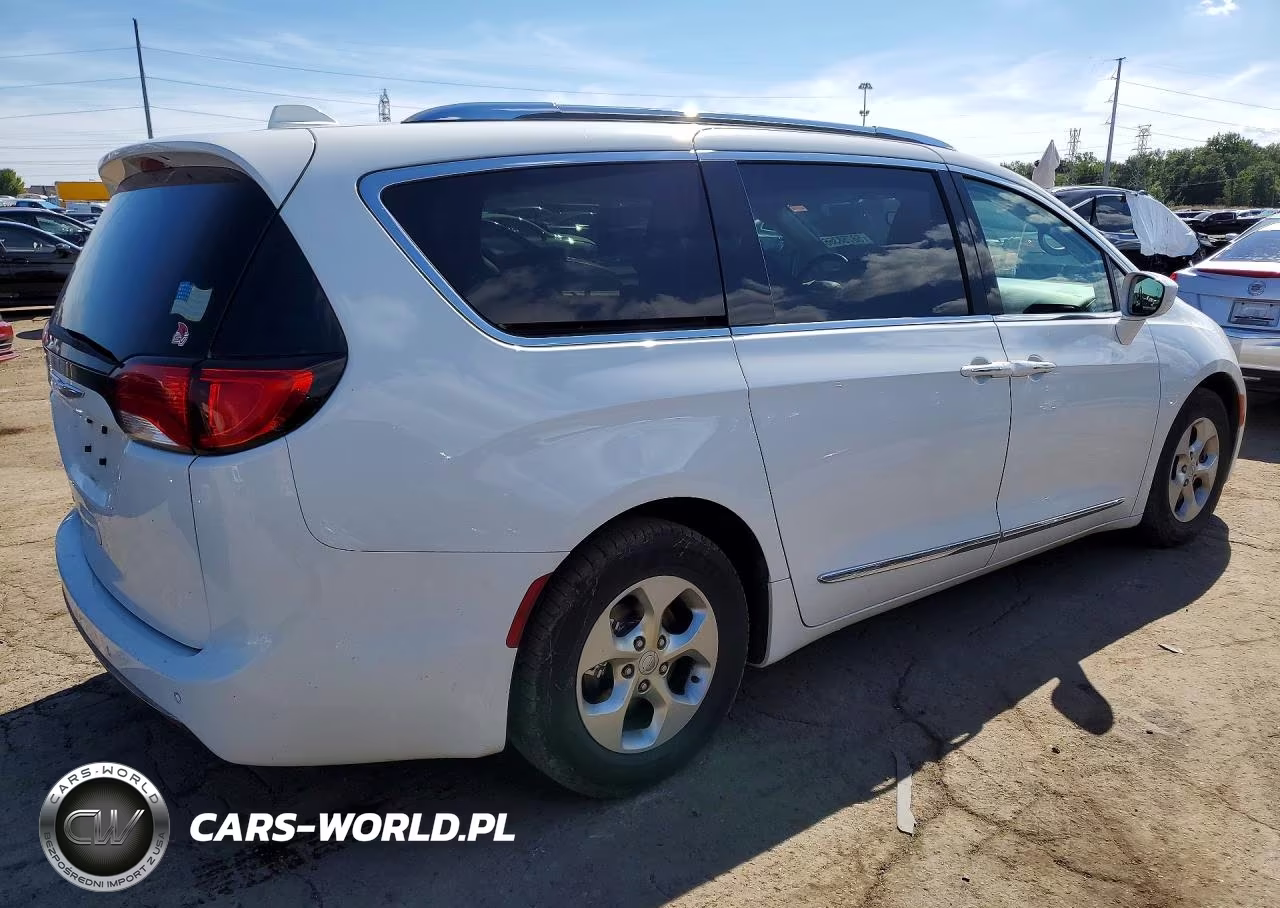 2017 Chrysler Pacifica Touring L Plus VIN:2C4RC1EG5HR514101 - 3