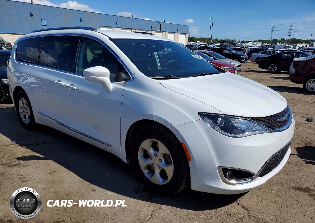 2017 Chrysler Pacifica Touring L Plus VIN:2C4RC1EG5HR514101 - 4