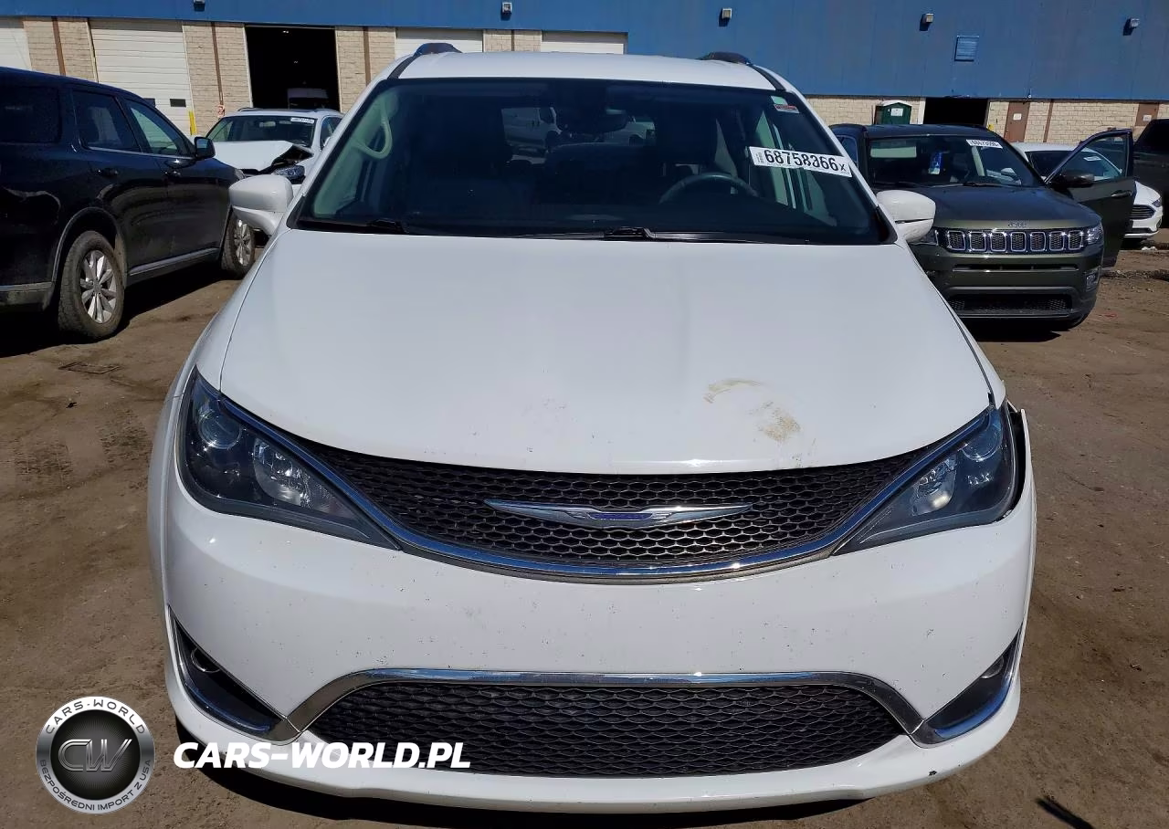 2017 Chrysler Pacifica Touring L Plus VIN:2C4RC1EG5HR514101 - 5