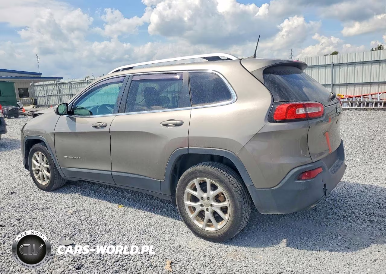 2018 Jeep Cherokee Latitude Plus VIN:1C4PJLLB4JD605613 - 2