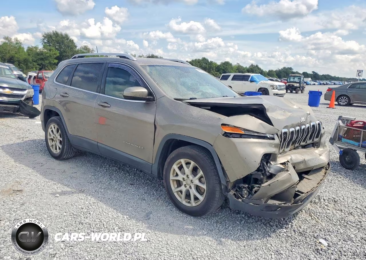 2018 Jeep Cherokee Latitude Plus VIN:1C4PJLLB4JD605613 - 4