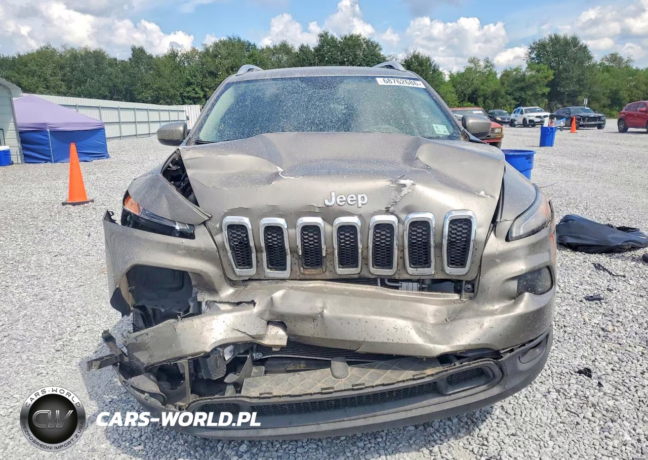 2018 Jeep Cherokee Latitude Plus VIN:1C4PJLLB4JD605613 - 5