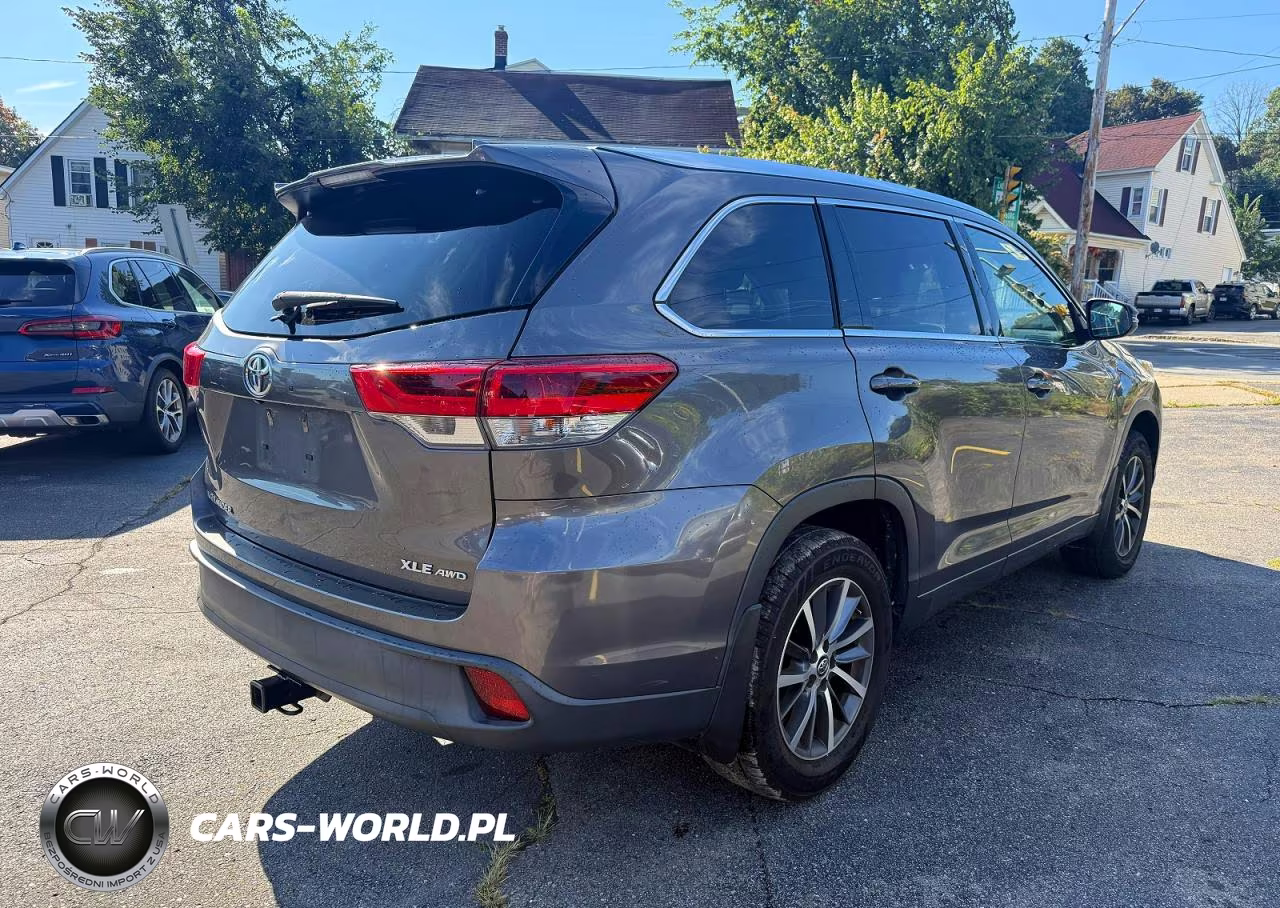 2018 Toyota Highlander Xle VIN:5TDJZRFH4JS523113 - 3