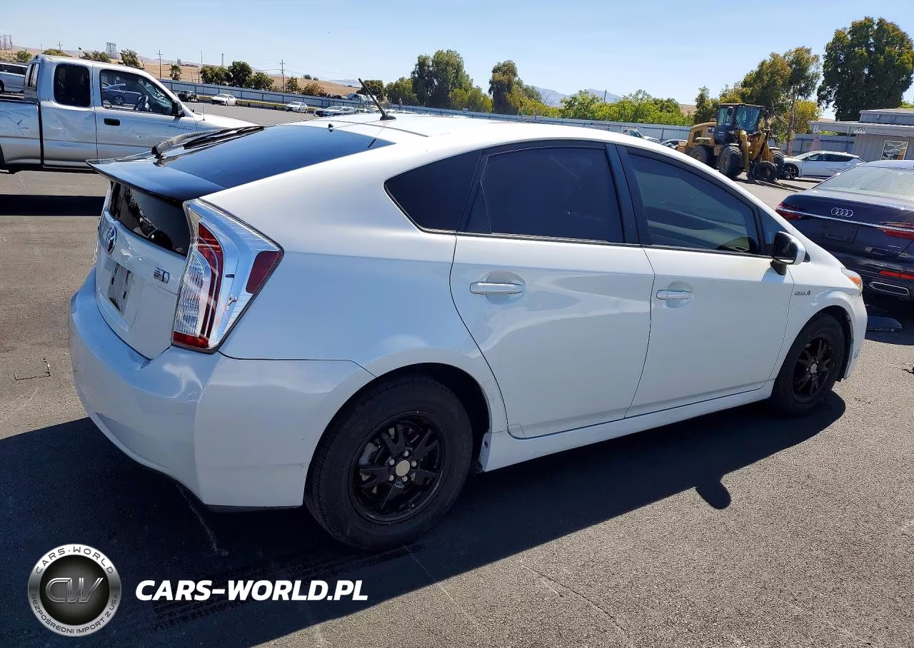 2015 Toyota Prius Two VIN:JTDKN3DU4F0469271 - 3