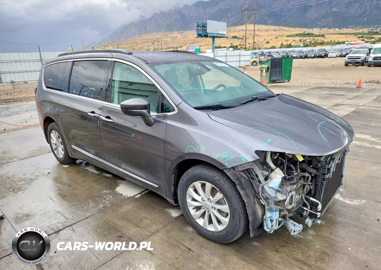 2017 Chrysler Pacifica Touring L VIN:2C4RC1BG4HR535140 - 4