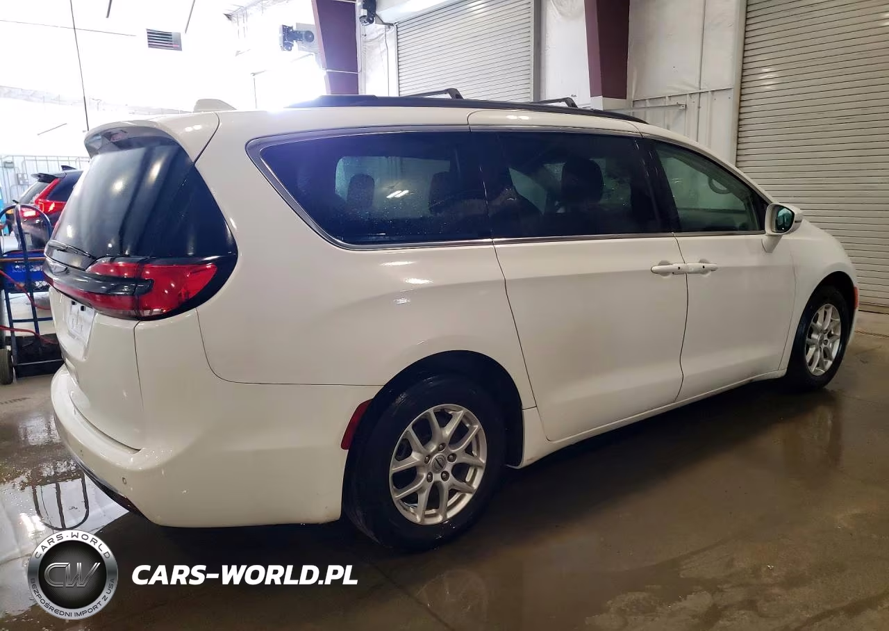 2022 Chrysler Pacifica Touring L VIN:2C4RC1BG5NR109744 - 3