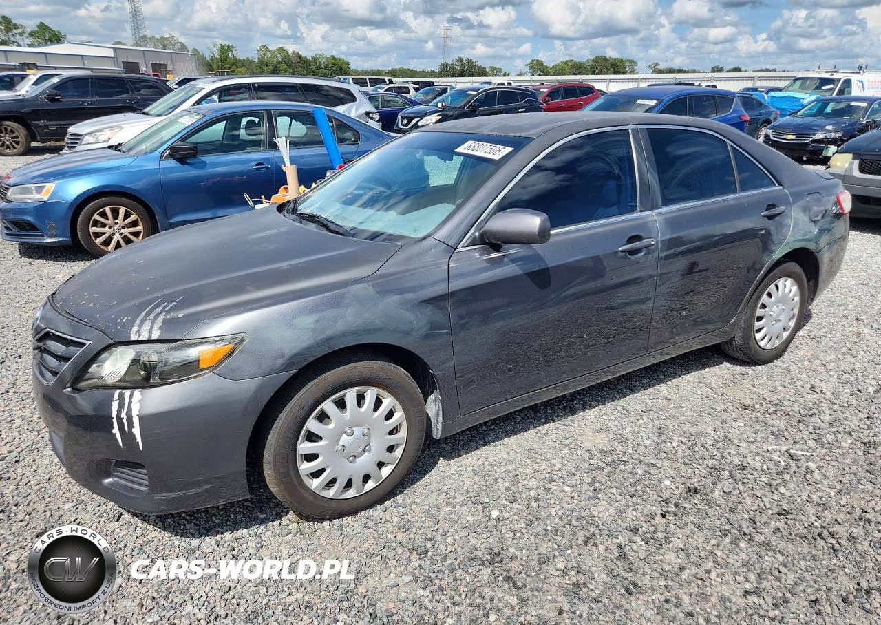 2010 Toyota Camry Le – zdjęcie 1 z 12