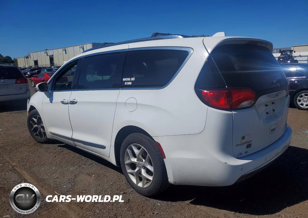 2020 Chrysler Pacifica Touring L VIN:2C4RC1BG3LR106743 - 2