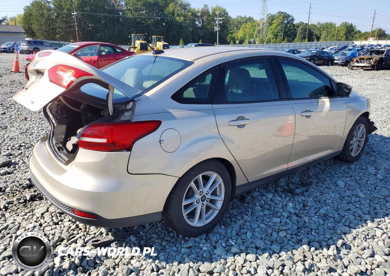 2017 Ford Focus Se VIN:1FADP3F29HL221183 - 3