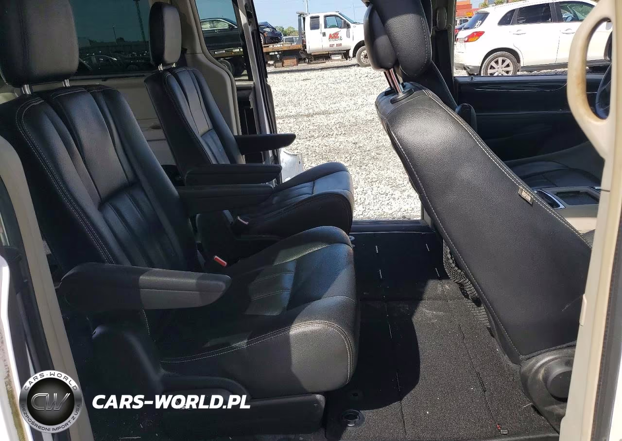 2016 Chrysler Town & Country Touring VIN:2C4RC1BG8GR261066 - 10