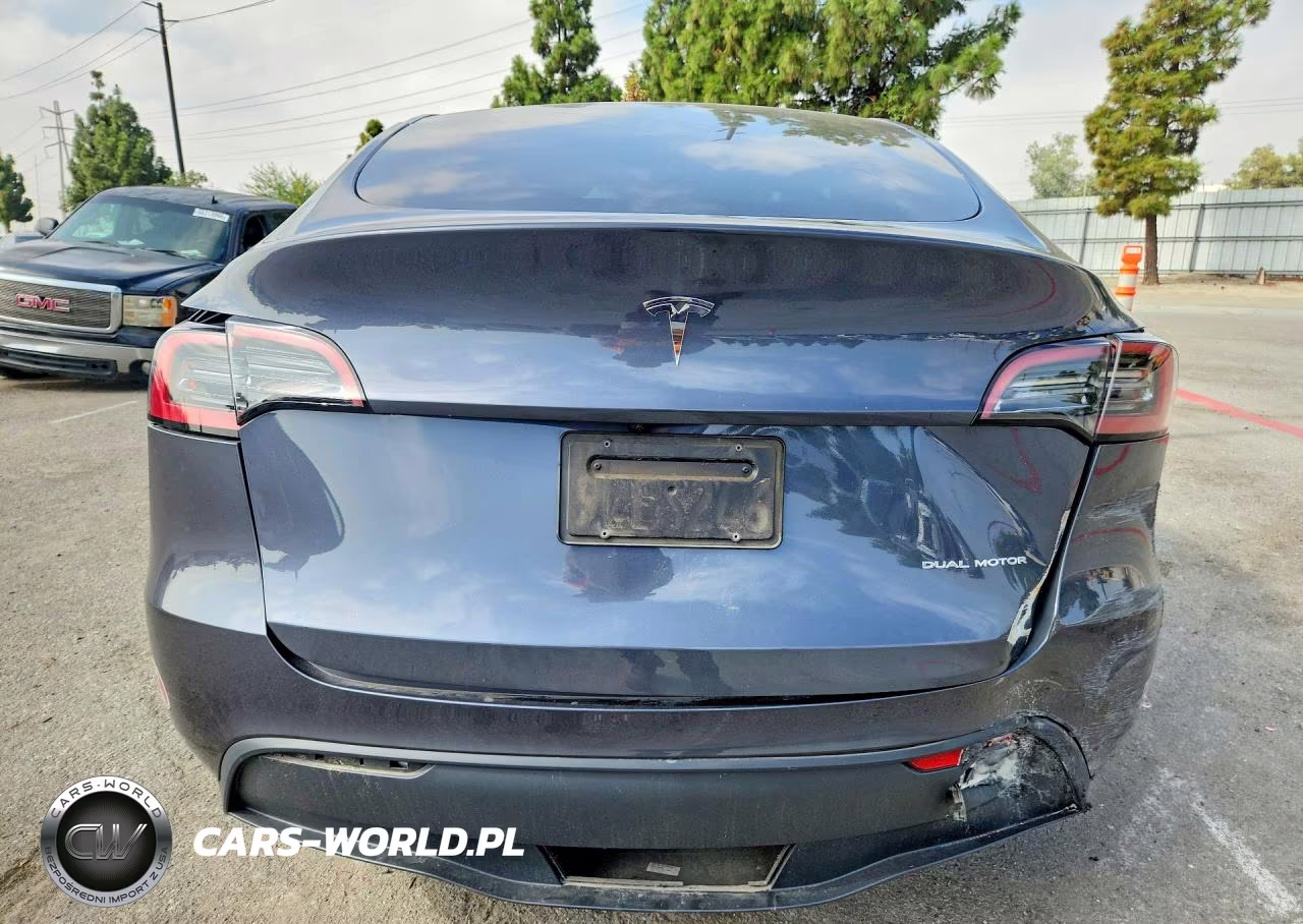 2023 Tesla Model Y VIN:7SAYGDEE3PA211067 - 6