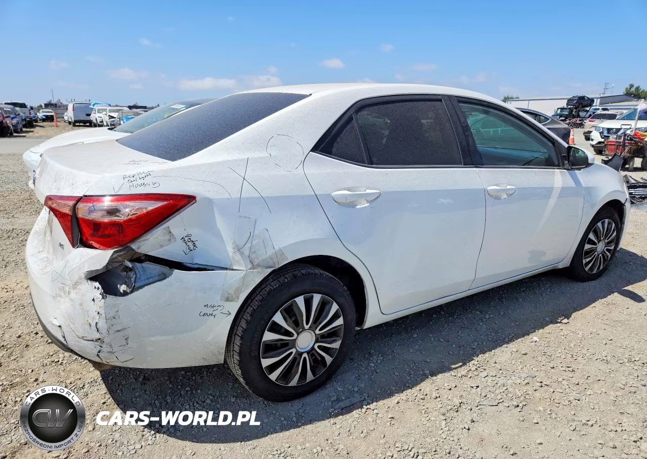 2018 Toyota Corolla Le VIN:5YFBURHE6JP765822 - 3
