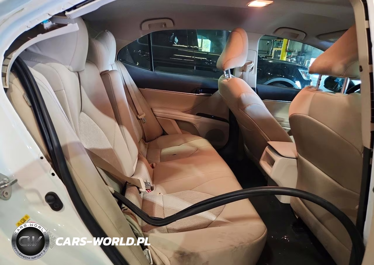 2018 Toyota Camry Le VIN:4T1B11HK9JU637458 - 10