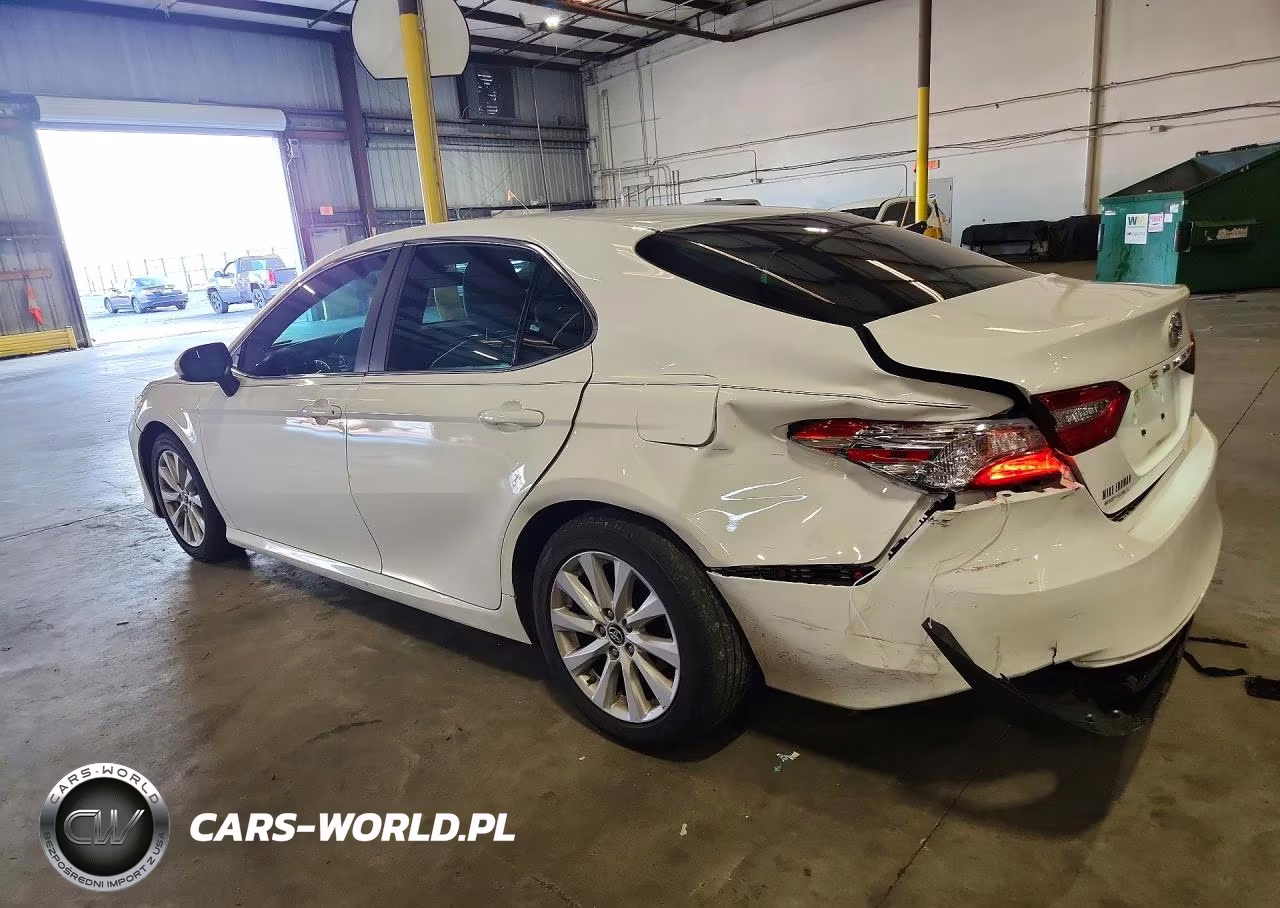 2018 Toyota Camry Le VIN:4T1B11HK9JU637458 - 2