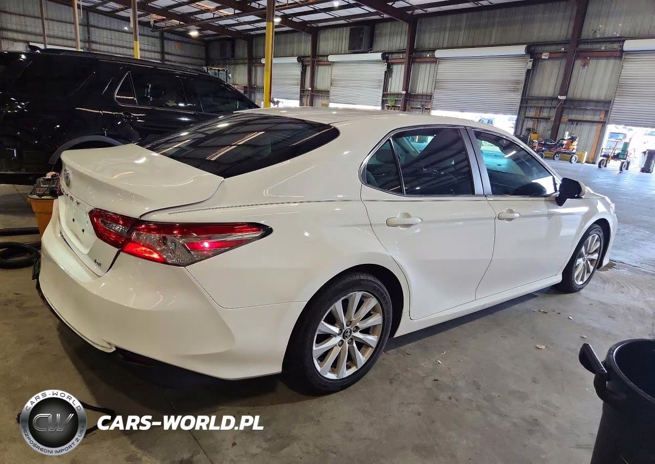 2018 Toyota Camry Le VIN:4T1B11HK9JU637458 - 3