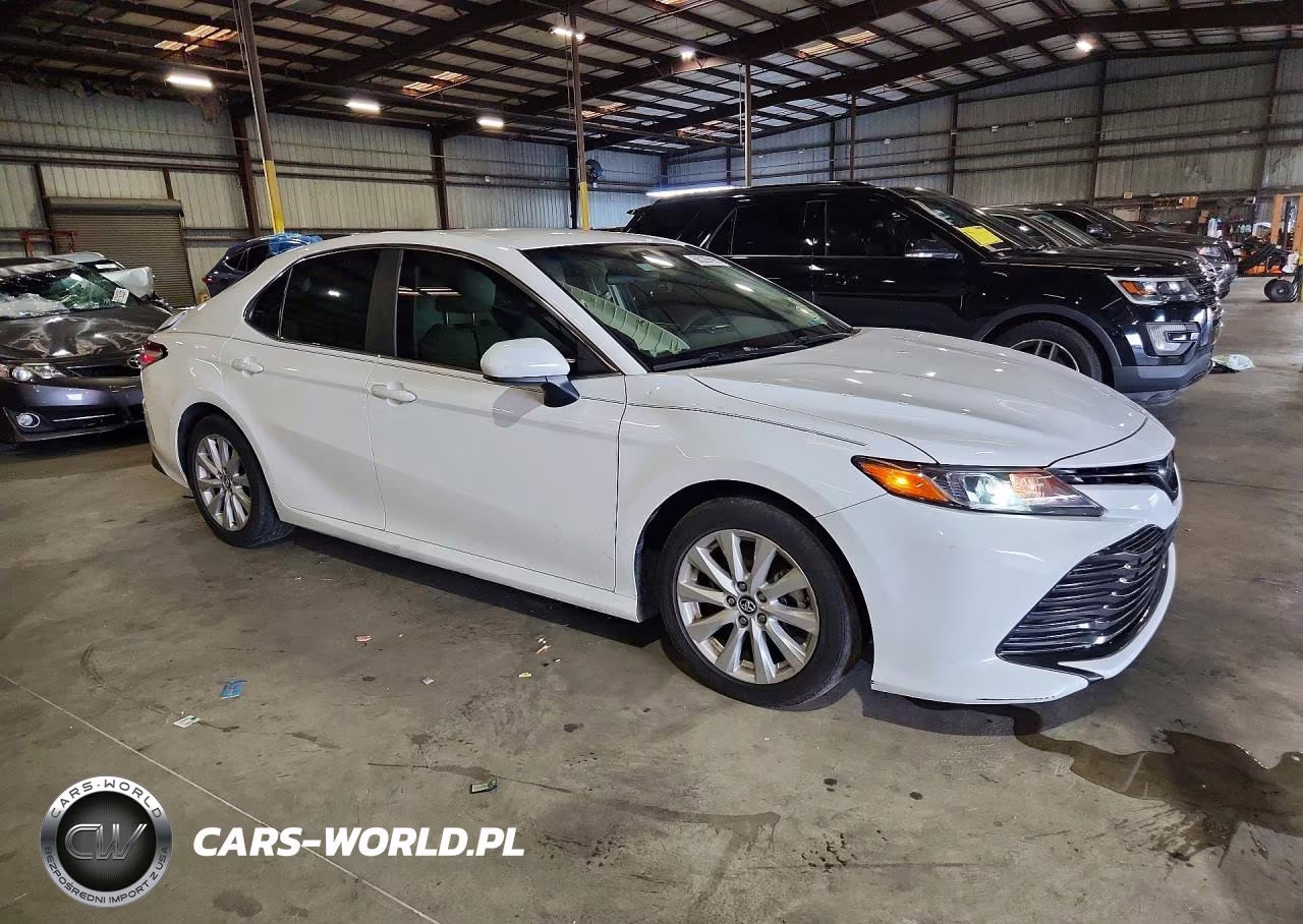 2018 Toyota Camry Le VIN:4T1B11HK9JU637458 - 4