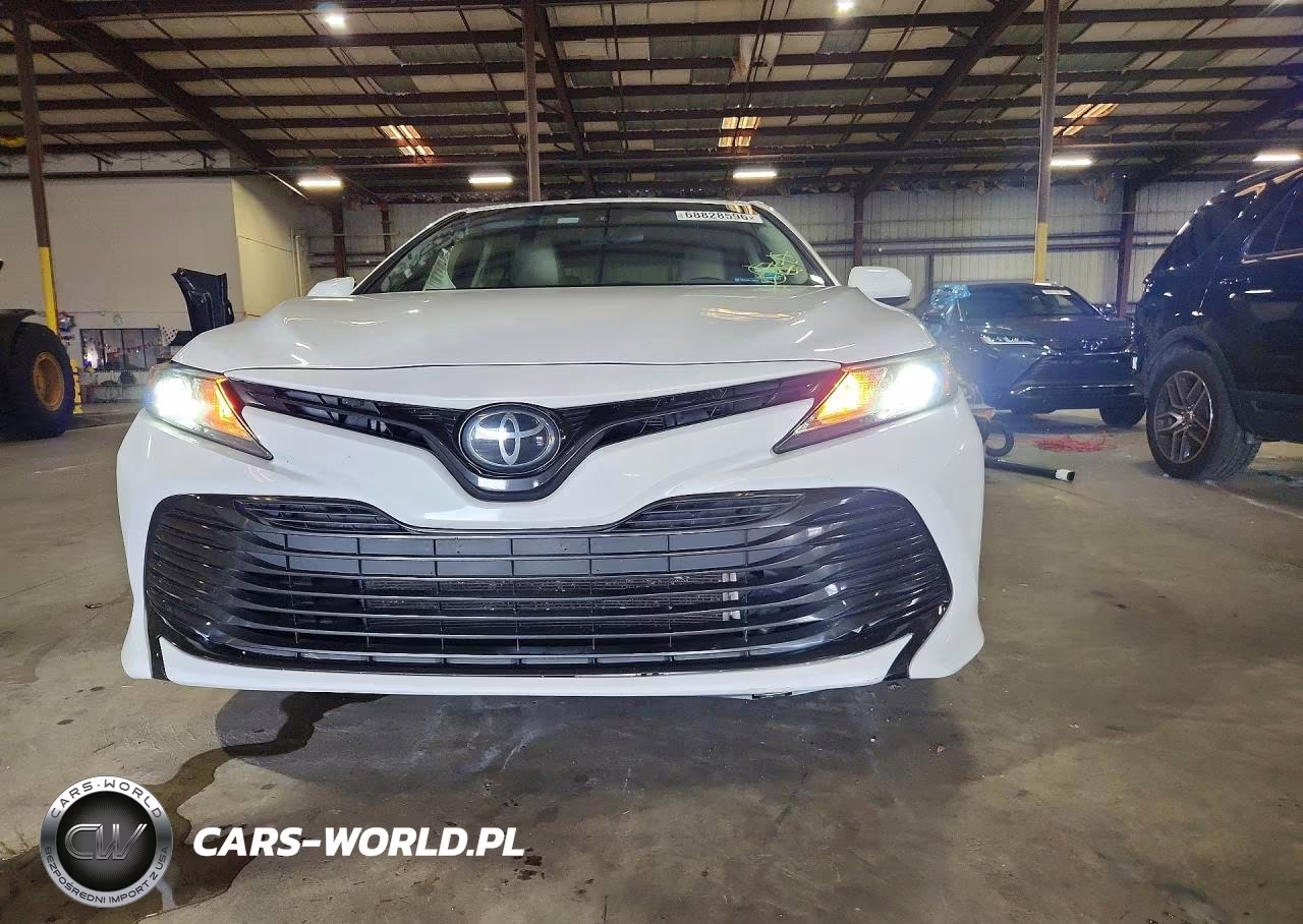 2018 Toyota Camry Le VIN:4T1B11HK9JU637458 - 5