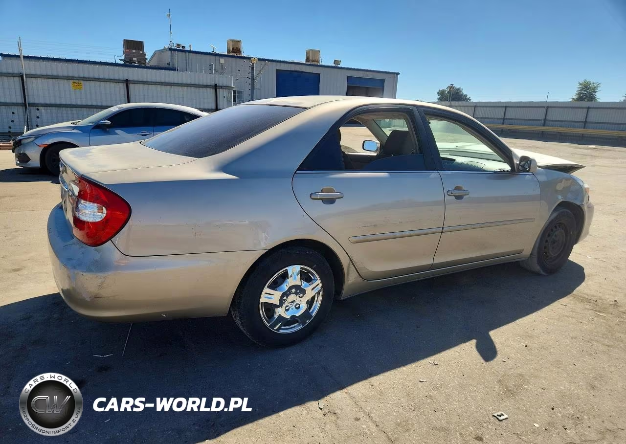 2004 Toyota Camry Le VIN:JTDBE32K040269826 - 3