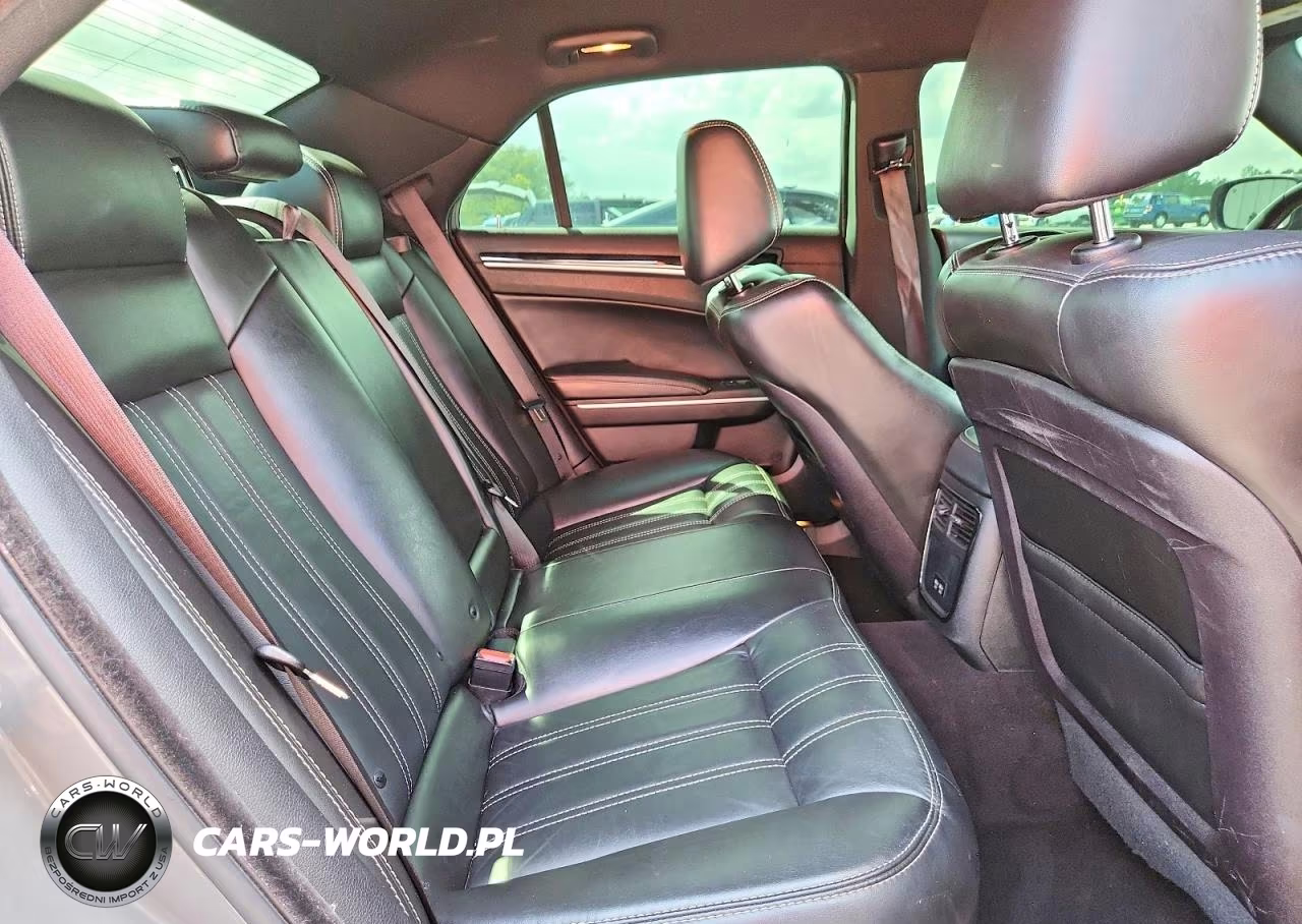2019 Chrysler 300 S VIN:2C3CCABG6KH679019 - 10