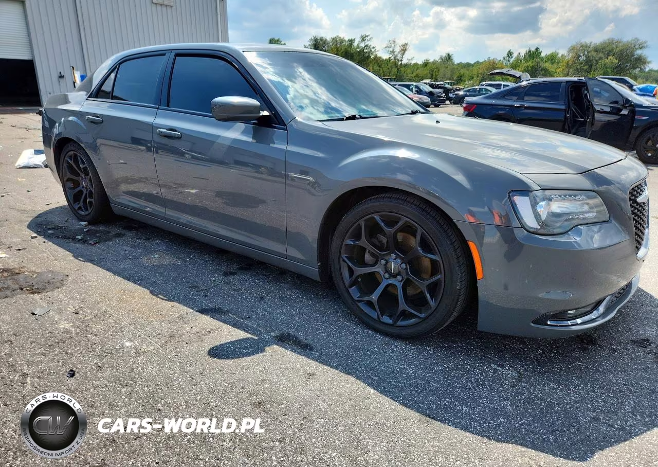 2019 Chrysler 300 S VIN:2C3CCABG6KH679019 - 4