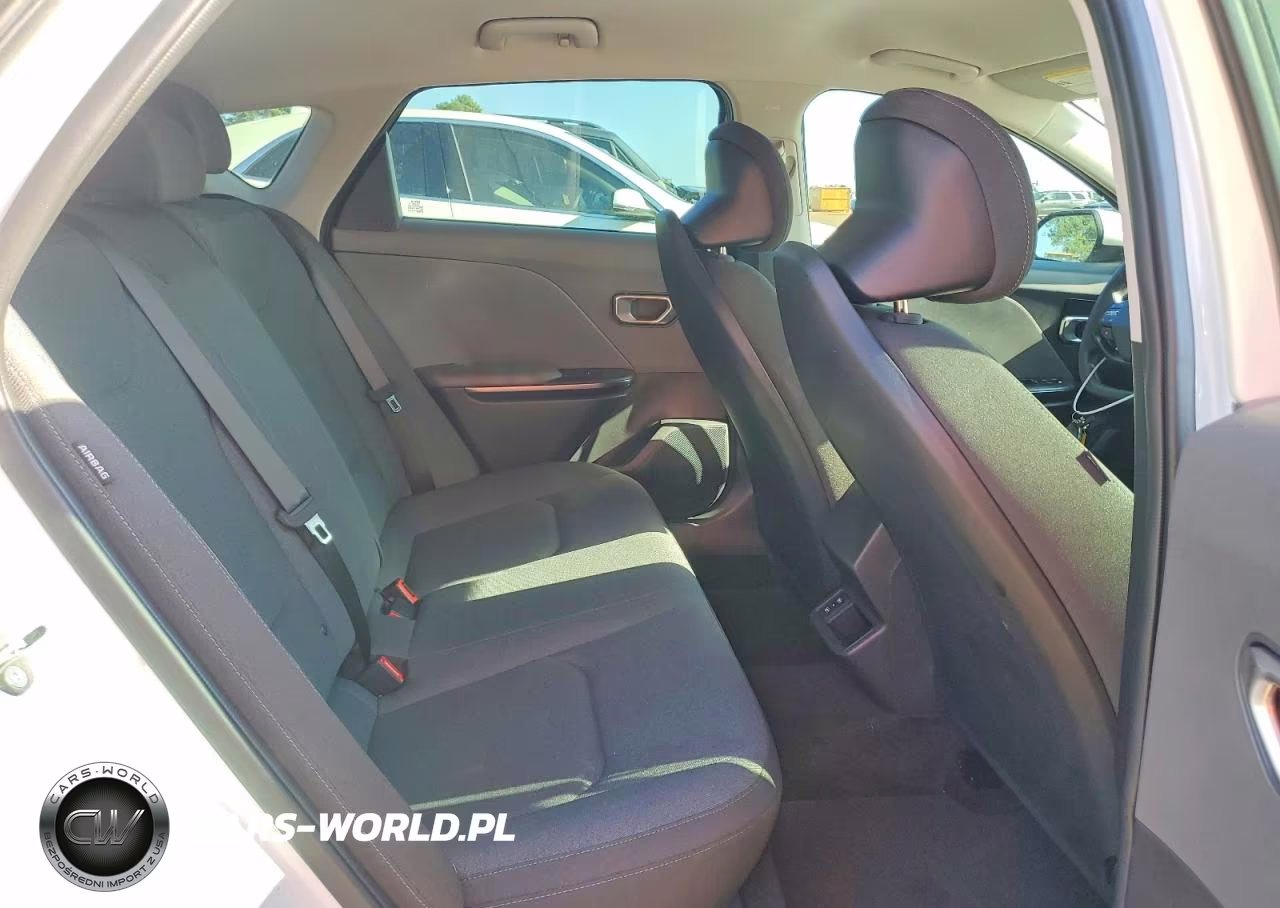 2025 Kia K4 Lxs VIN:3KPFT4DE1SE084077 - 10