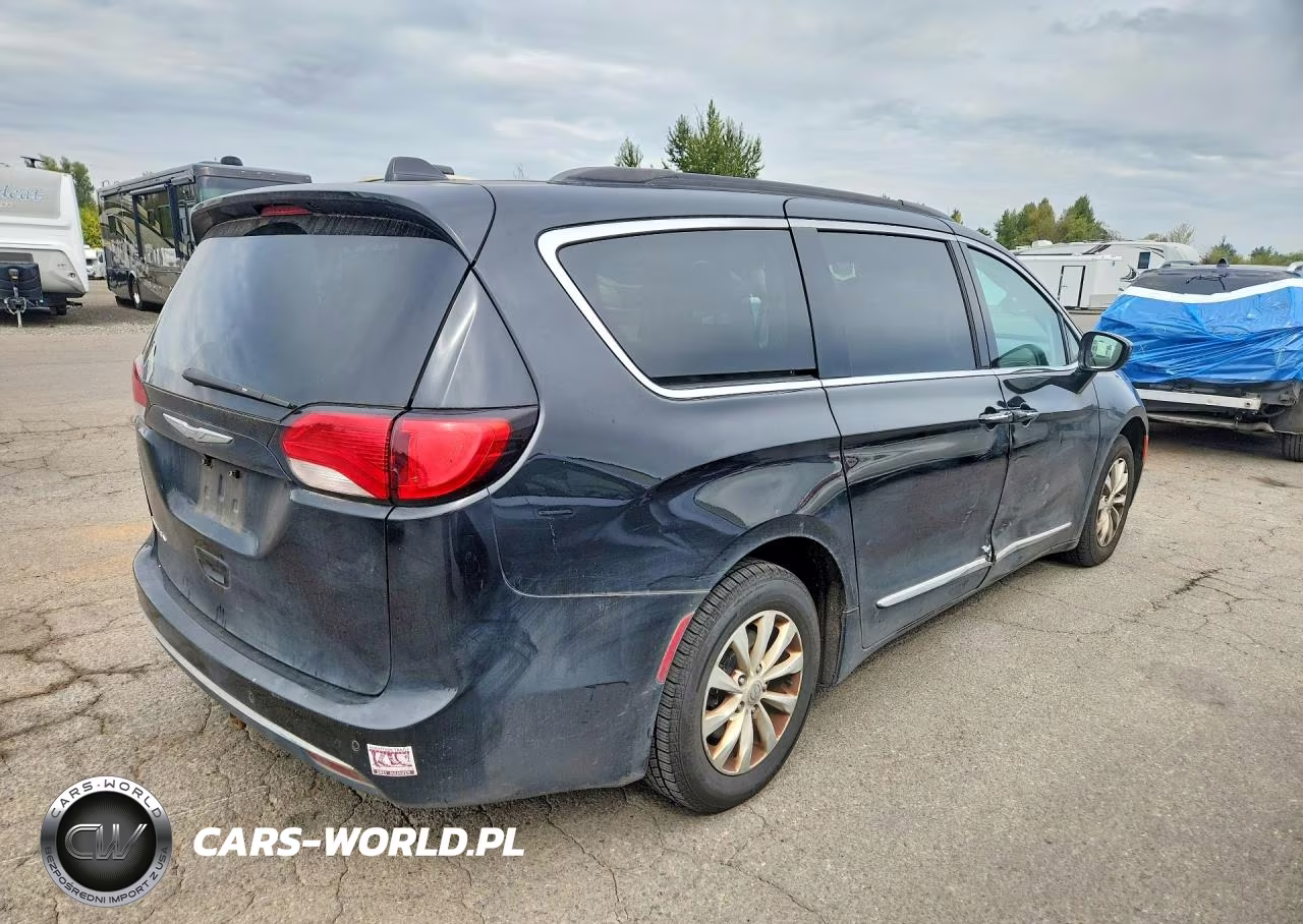 2017 Chrysler Pacifica Touring L VIN:2C4RC1BG8HR591095 - 3