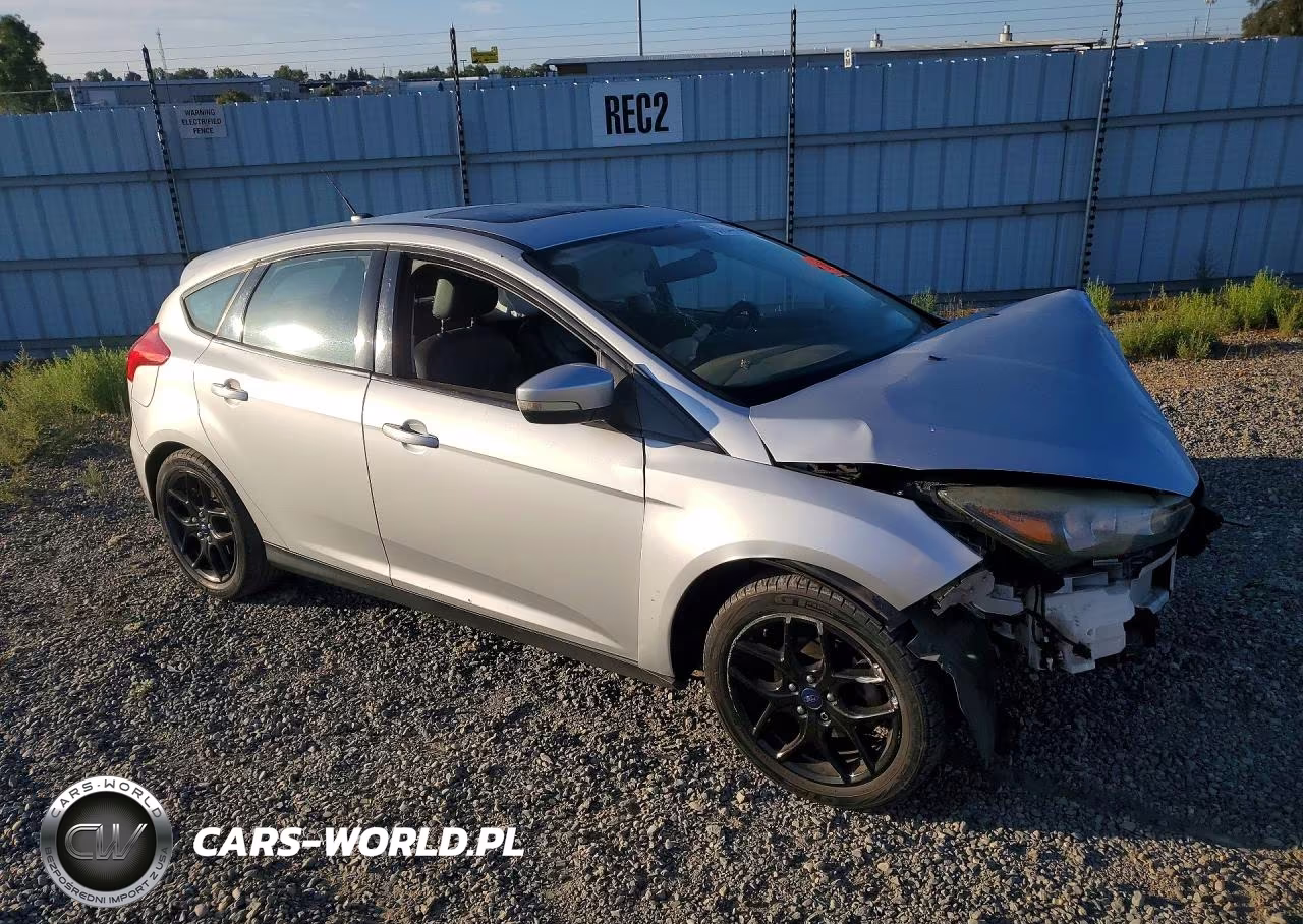2016 Ford Focus Se VIN:1FADP3K2XGL329218 - 4