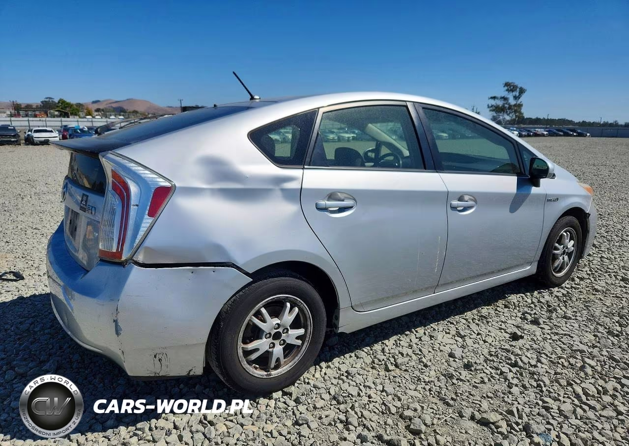2013 Toyota Prius Two VIN:JTDKN3DU0D5553376 - 3