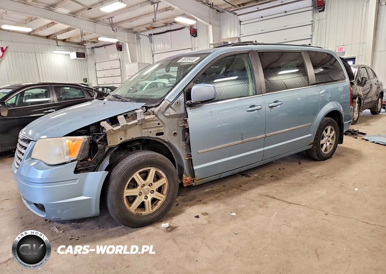 2010 Chrysler Town & Country Touring – zdjęcie 1 z 14
