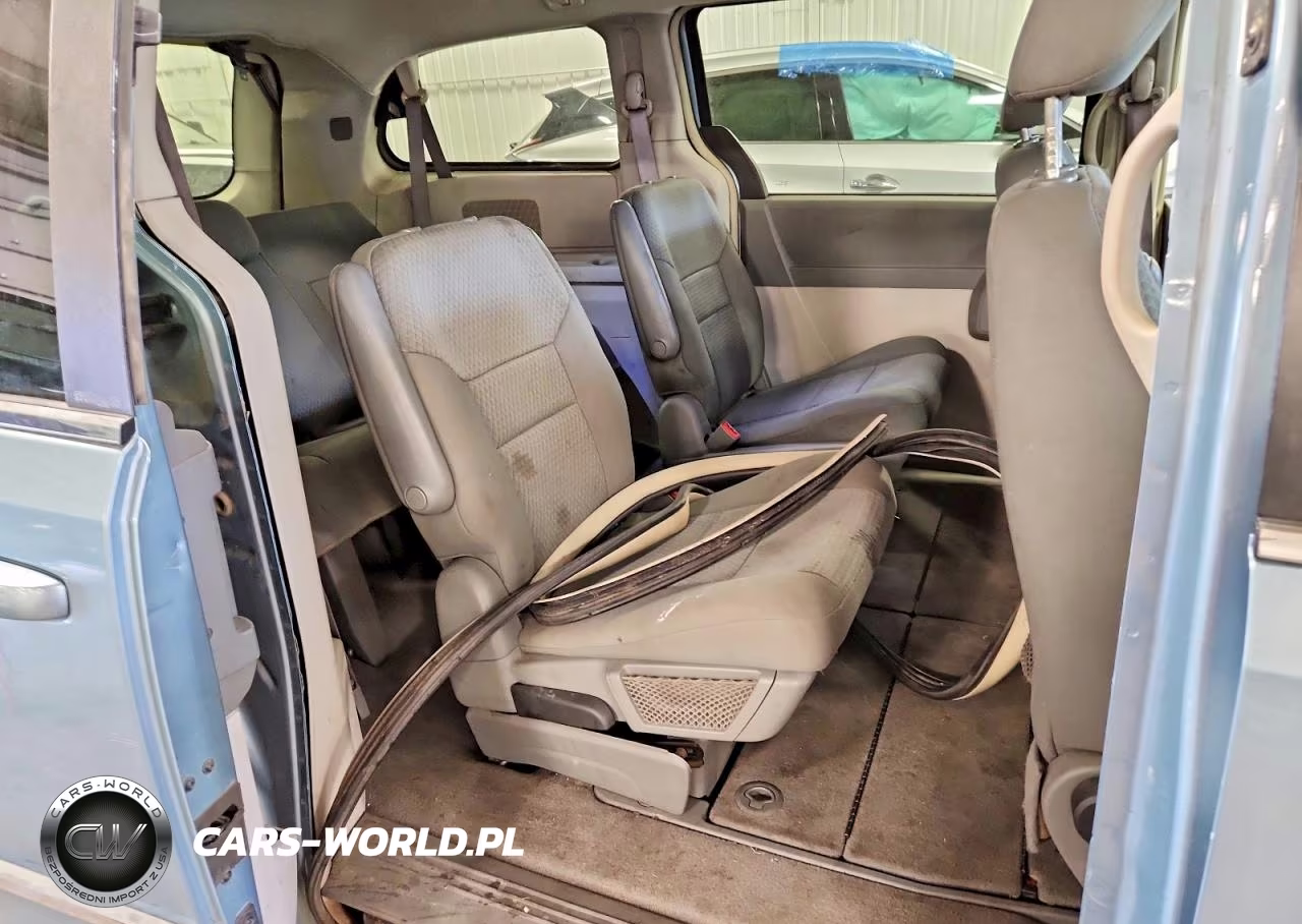 2010 Chrysler Town & Country Touring VIN:2A4RR5D10AR184094 - 11